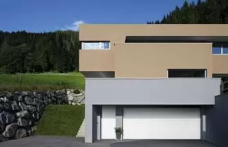 Секционные ворота с дверью серии Prestige Секционные ворота с дверью серии Prestige